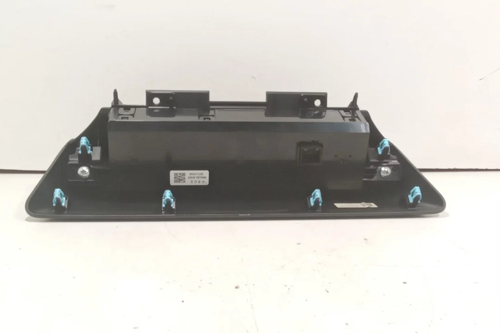 Pre-Owned Subaru Forester Clock & Temperature Display W877090