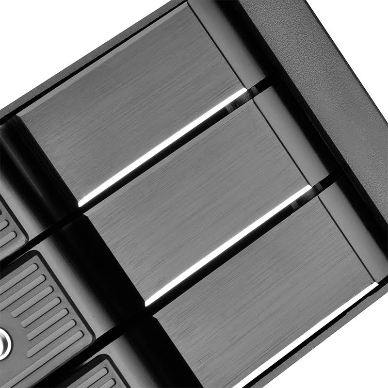 2x5.25x22 Device Bay to 3x3.5x22 SAS/SATA 6.0 Gbits Trayless Hot-Swap Cage Y93638